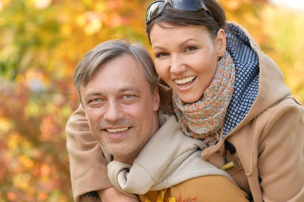 Casal feliz posando no parque — Fotografia de Stock