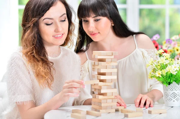 Vrouwen spelen met blokken — Stockfoto