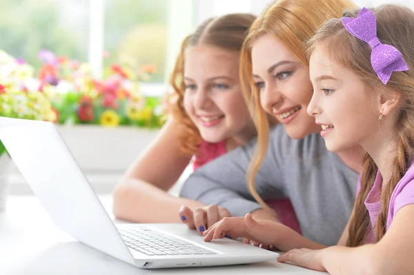 Mulher e meninas usando laptop — Fotografia de Stock