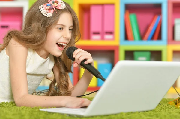 Menina usando laptop moderno — Fotografia de Stock