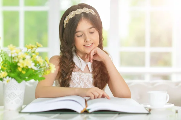 Pouco bonito livro de leitura menina — Fotografia de Stock