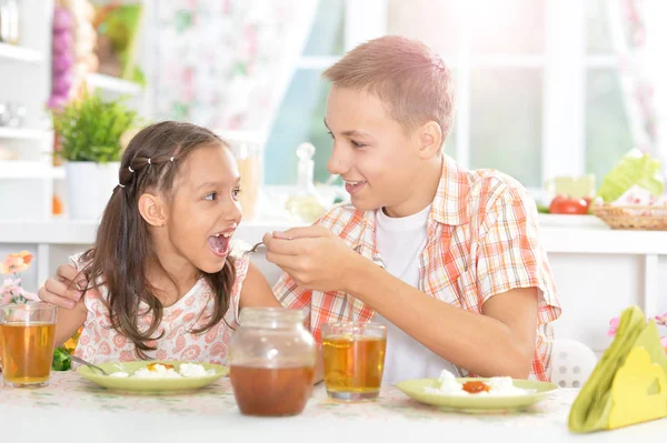 Happy  kids having breakfast — Stock Photo, Image