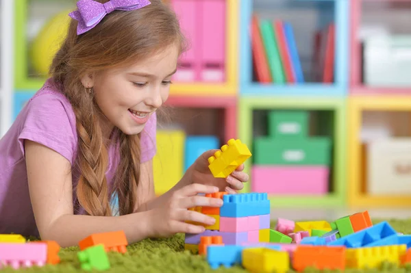 Flicka leker med block — Stockfoto