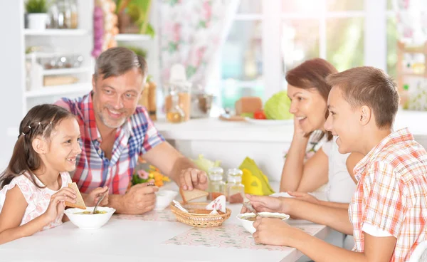 Familia con niños desayunando —  Fotos de Stock