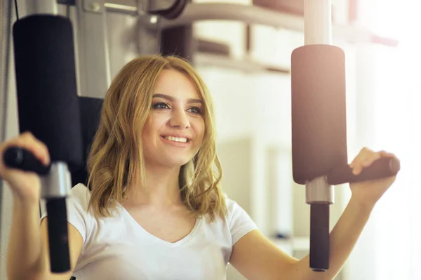 Young woman training in gym — Stock Photo, Image