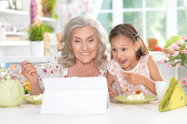 Κορίτσι με τη γιαγιά της χρησιμοποιώντας tablet — Φωτογραφία Αρχείου