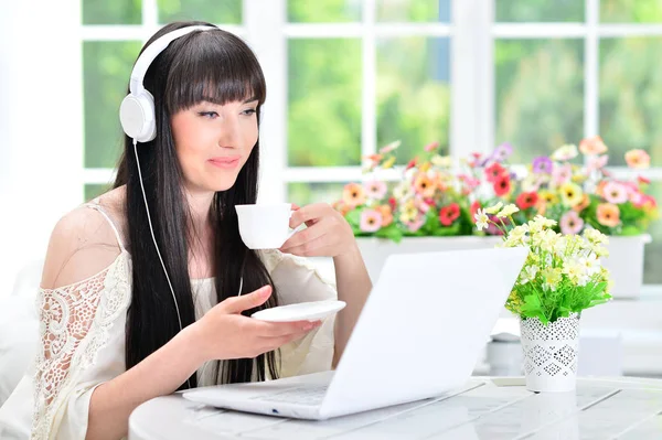 Mujer usando portátil —  Fotos de Stock