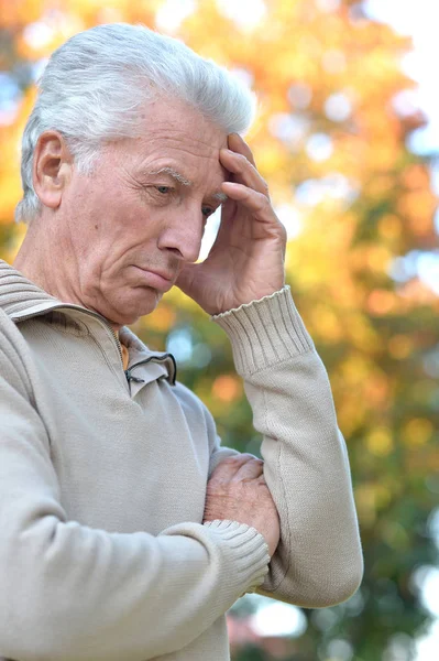 Elderly man in park — Stock Photo, Image