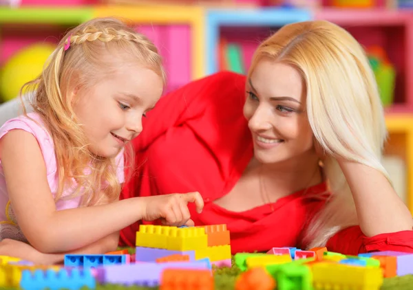 Kleines Mädchen spielt mit Mutter — Stockfoto