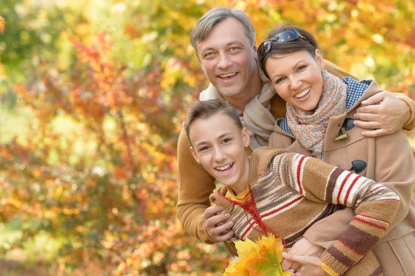 Gelukkig gezin in park — Stockfoto