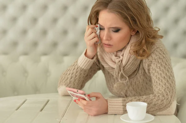 Weinende Frau nutzt Smartphone — Stockfoto