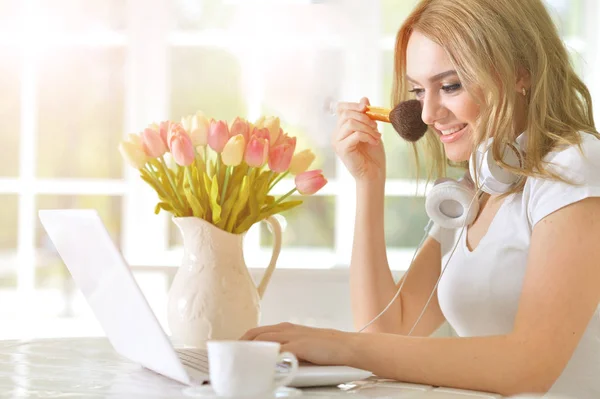 Woman  learning to do mekeup online — Stock Photo, Image