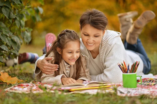 Meisje met haar grootmoeder lezen — Stockfoto