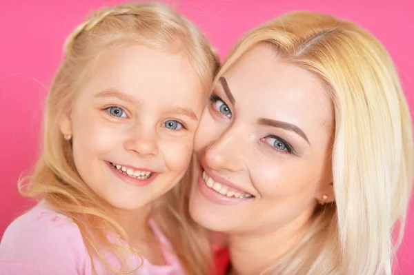 Mujer y niña posando — Foto de Stock