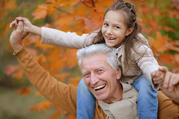 Grand-père et petite-fille dans le parc — Photo