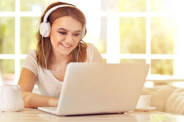 Woman  using  laptop at table — Stock Photo, Image