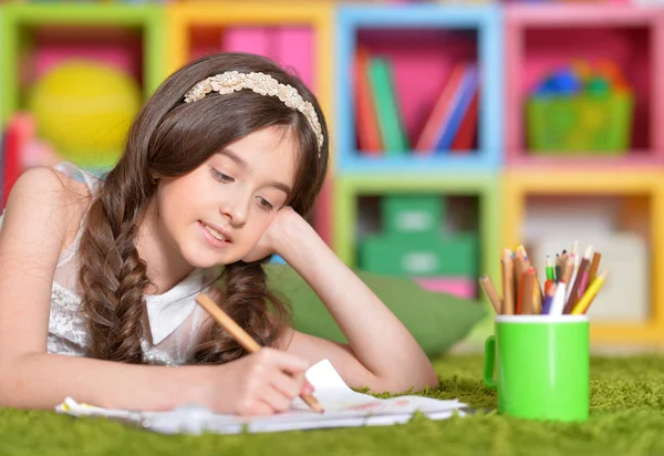 Söt tjej som gör läxor — Stockfoto