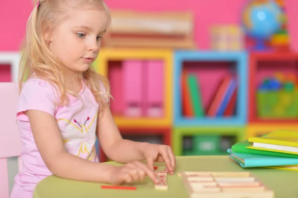 Klein meisje spelen — Stockfoto