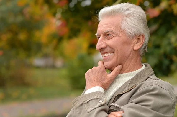 Elderly man in park — Stock Photo, Image