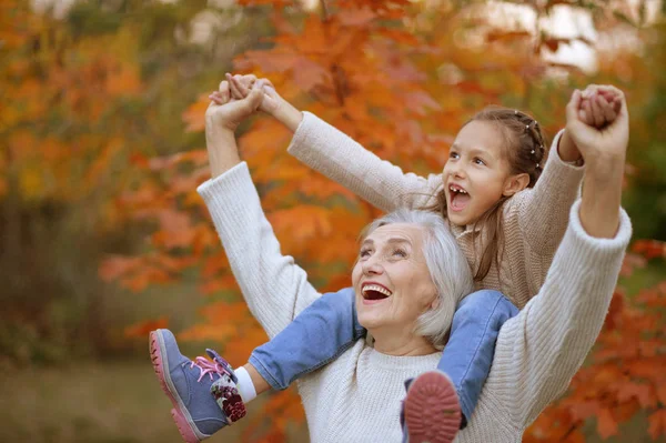 Großmutter und Enkelin haben Spaß — Stockfoto