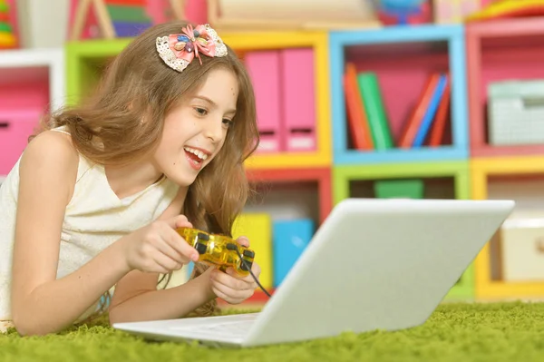 Дівчина використовує сучасний ноутбук — стокове фото