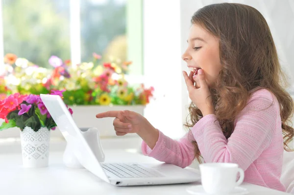 Menina usando laptop moderno — Fotografia de Stock