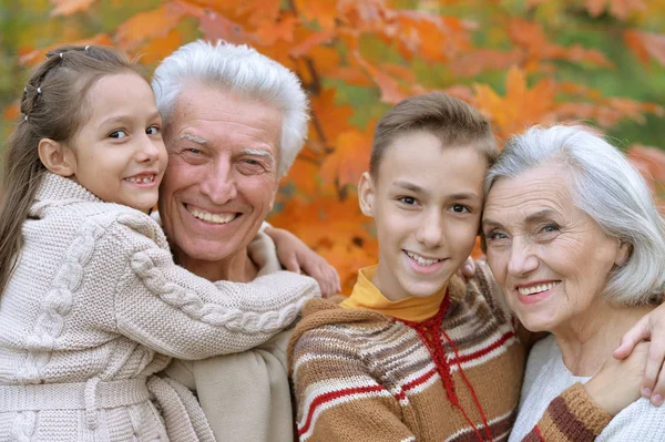 Büyükbaba, büyükanne ve torunları Park — Stok fotoğraf