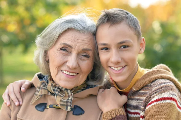 Babička a vnuk, objímání — Stock fotografie