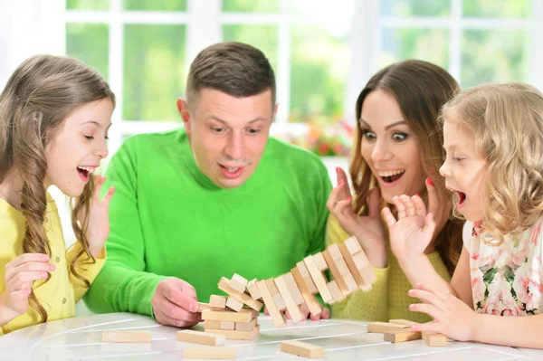 Blokları ile birlikte oynayan aile — Stok fotoğraf