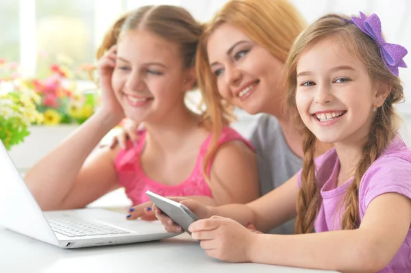 Woman and  girls using    digital  devices — Stock Photo, Image