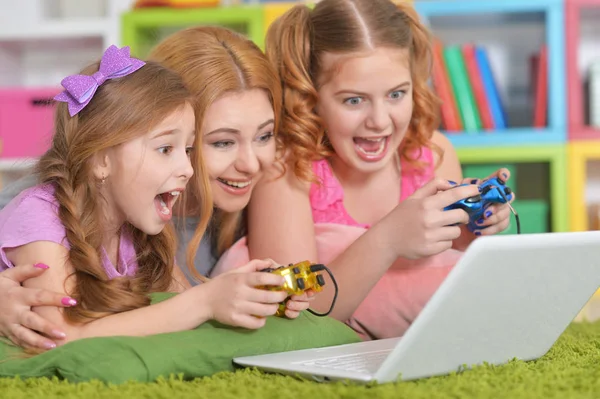 Woman and  girls using   laptop — Stock Photo, Image