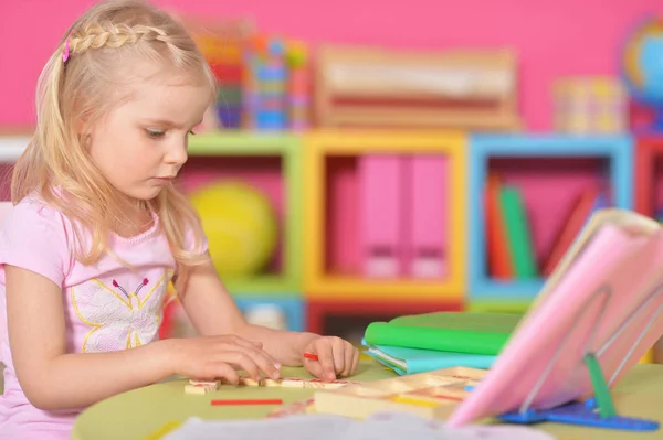 Menina brincando — Fotografia de Stock