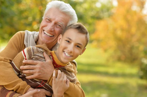 Nonno e nipote che si abbracciano nel parco — Foto Stock