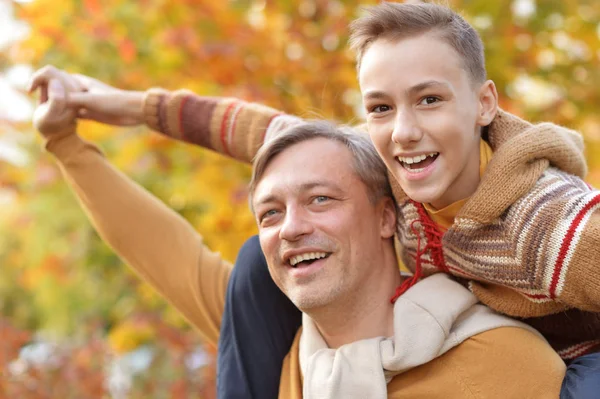 Padre e figlio nel parco autunnale — Foto Stock