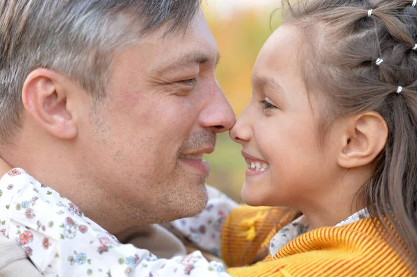 Vader en dochter buitenshuis knuffelen — Stockfoto