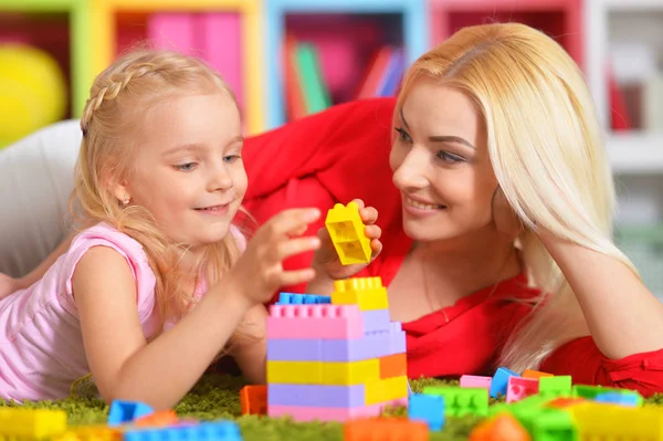 Klein meisje spelen met moeder — Stockfoto