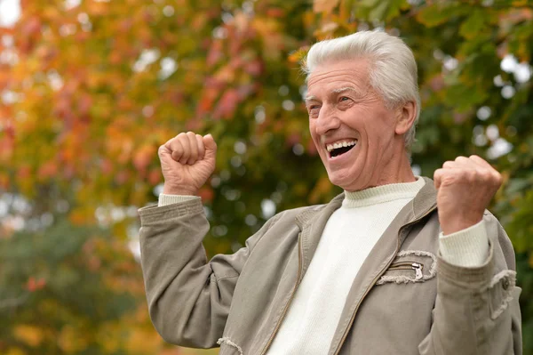 Homme âgé dans le parc — Photo