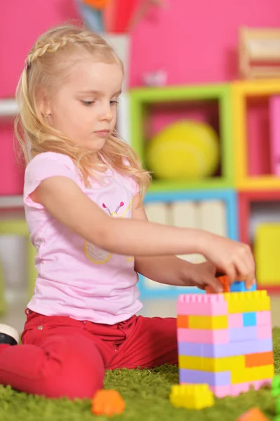 Mädchen spielt mit bunten Blöcken — Stockfoto