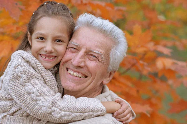 Abuelo y nieta en el parque —  Fotos de Stock