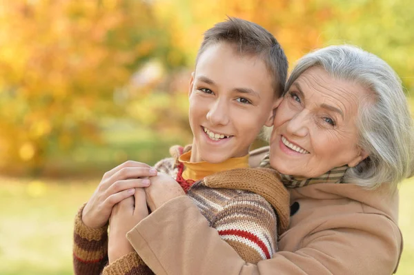 Mormor och barnbarn kramas i park — Stockfoto