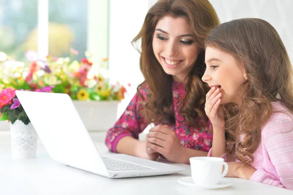 Жінка і маленька дівчинка використовують ноутбук — стокове фото