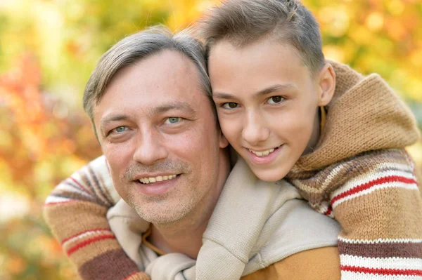 Padre e hijo en el parque de otoño — Foto de Stock