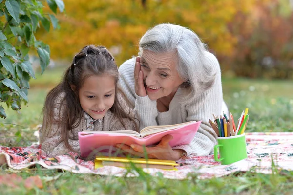 Ragazza con la nonna a leggere — Foto Stock