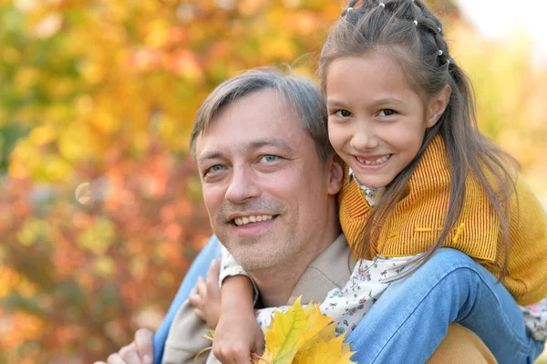 Vader en dochter buitenshuis — Stockfoto