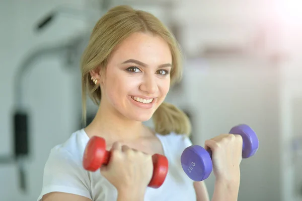 Entrenamiento de mujer joven en el gimnasio — Foto de Stock