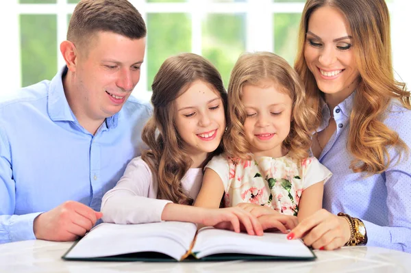 Familia feliz con libro — Foto de Stock