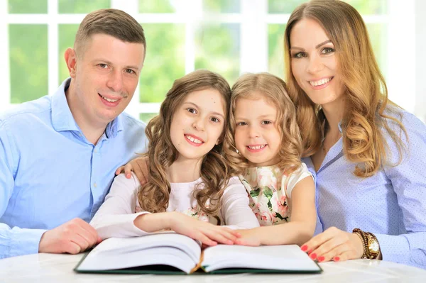 Familia feliz con libro —  Fotos de Stock