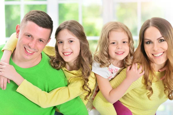 Щаслива сім'я з чотирьох стоячих — стокове фото