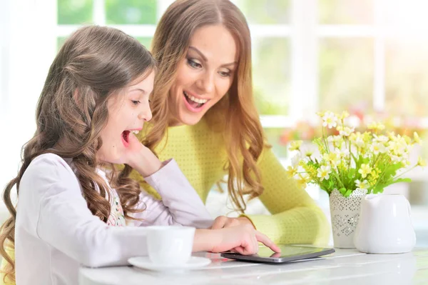 Vrouw en een meisje met behulp van Tablet PC — Stockfoto