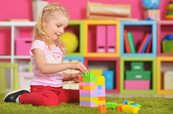 Dziewczyna bawi się kolorowe bloki — Zdjęcie stockowe